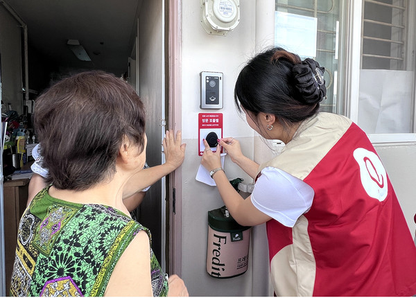 롯데글로벌로지스가 저소득 난청 독거 어르신 위한 봉사활동을 진행했다. 사진=롯데글로벌로지스 제공
