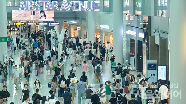 인천공항 제1터미널 면세점에 여행객으로 붐비고 있다. 사진=서울와이어 DB