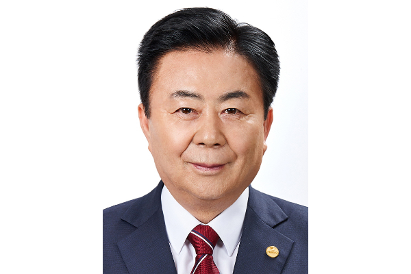 문진섭 서울우유협동 조합장이 지난 3월 연임에 성공한 가운데 저출산, 관세 철폐 등 유업계 위기를 돌파할 수 있을지 관심이 모인다. 사진=서울우유협동조합 제공