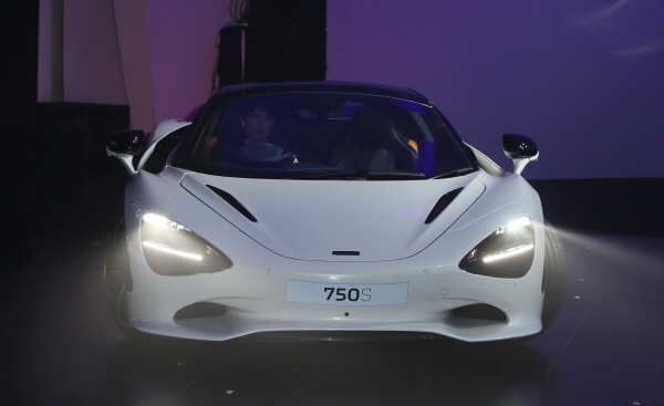 13일 새빛섬에서 열린 맥라렌 런칭행사에 750S가 등장하고 있다. 사진=서울와이어 