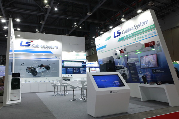 이차전지 소재·부품 및 장비전(K-BATTERY SHOW 2023)에 마련된 LS전선 부스. LS전선은 13일부터 사흘간 경기도 고양시 일산 킨텍스에서 열리는 행사에 참가해 전기차 및 충전인프라 솔루션을 전시한다. 사진=LS전선 제공