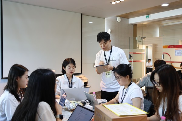 해커톤 현장에서 대학생들이 멘토와 함께 아이디어 회의를 하고 있다.(사진=SK텔레콤)/서울와이어