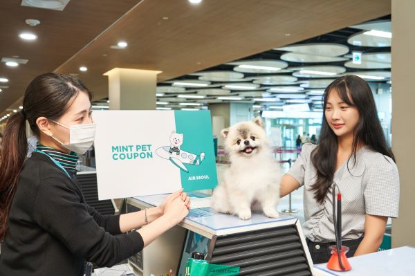 민트펫 쿠폰 서비스는 반려동물과 함께 에어서울을 탑승할 때마다 스탬프를 제공하는 프로모션이다. 사진=에어서울 제공
