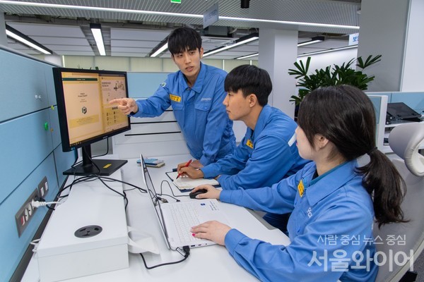 포스코가 챗GPT에 사내 지식정보를 접목시킨 P-GPT 서비스 운영을 시작했다. 사진은 P-GPT가 구동되고 있는 모습.