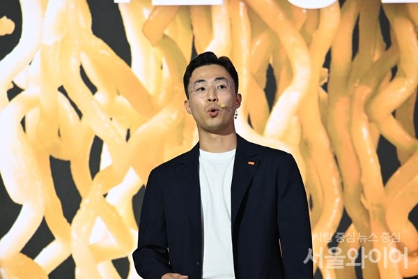 지난 14일 오전 서울 익선동에서 열린 삼양라면 출시 60주년 기념 비전선포식에서 전병우 삼양라운드스퀘어 전략기획본부장(CSO)이 발표를 진행하고 있다. 사진=이태구 기자