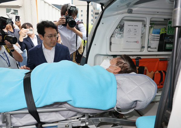 이재명 더불어민주당 대표가 18일 오전 여의도 성모병원에 입원했다가 중랑구 녹색병원으로 다시 옮겨지고 있다 (사진, 연합뉴스 제공)