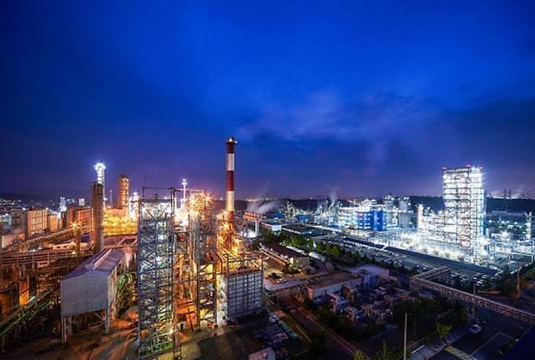 효성화학이 영구채 발행 등으로 재무구조의 숨통이 열렸지만 치솟은 부채비율은 여전한 상황이다. 호성화학 울산공장 전경. 사진=효성화학 제공