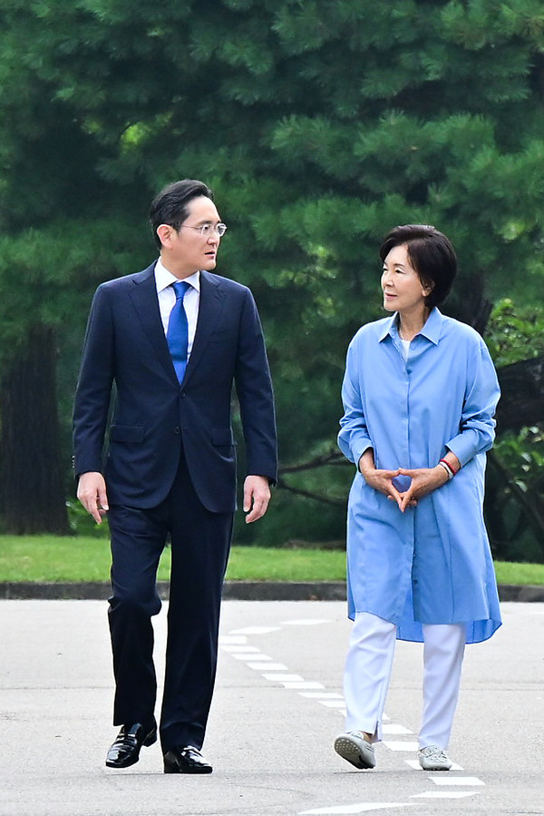 19일 삼성화재 안내견학교에서 열린 안내견 30주년 기념 행사에 참석하기 위해 이동 중인 이재용 삼성전자 회장, 홍라희 전 삼성미술관 리움 관장의 모습. (사진=삼성전자)