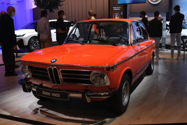 BMW의 1602. 해당 모델은 뮌헨 올림픽에 전기차로 개조되어 시범 선보인 바 있다. 사진=IAA