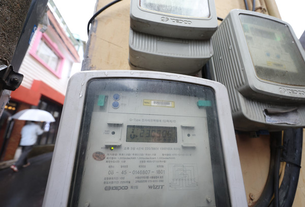 올해 4분기 전기요금 결정을 앞둔 가운데 인상론에 다시 힘이 실리는 모습이다. 관련 업계에서는 국제유가와 국내 기름값 상승 속 한국전력의 누적 적자 해소를 위해선 인상이 필요하다고 주장하고 있다. 사진=연합뉴스  