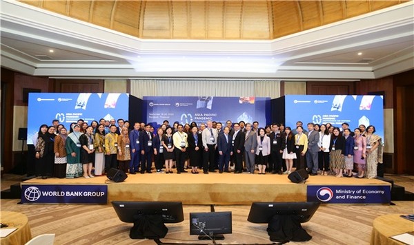 지난 18일부터 20일까지 태국 방콕에서 열린 ‘아시아-태평양 팬데믹 준비 및 대응 지역 포럼’에서 참가국 대표 관계자들이 단체 기념사진을 찍는 모습. 사진=국민건강보험공단 제공