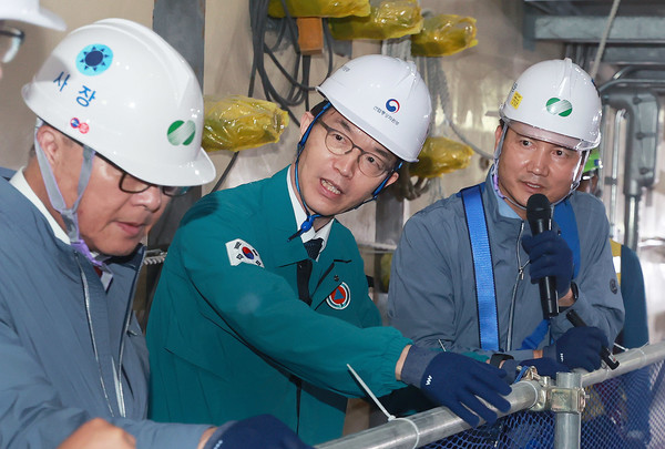 방문규 신임 산업통상자원부 장관이 곧장 원자력발전 현장을 찾아 생태계 조기 복원을 약속했다. 정부의 친원전 정책에 힘을 싣겠다는 의지로 풀이된다. 사진=산업부 제공