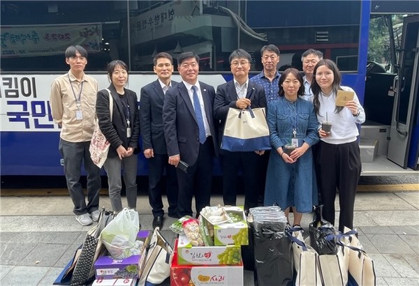 21일 서울 종로구 통인시장을 방문해 명절맞이 장보기 행사 및 기부활동을 실시한 예금보험공사 임직원들의 모습. 사진=예금보험공사 제공