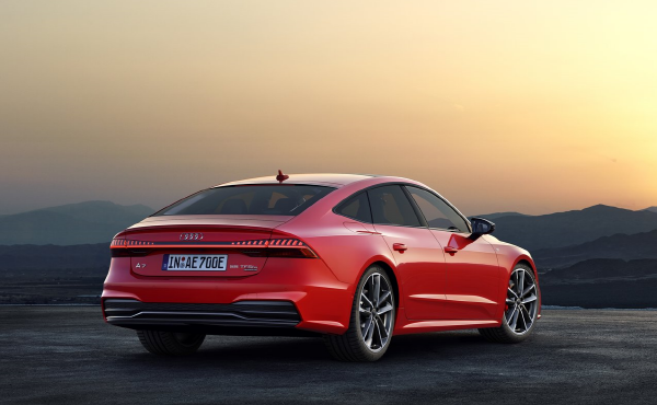 조명이 아름답기로 유명한 아우디 답게 헤드램프와 테일램프의 발광이 독특하다. 'S 라인'이 적용된 외관 디자인은 스포티함을 부각시킨다. 사진=아우디