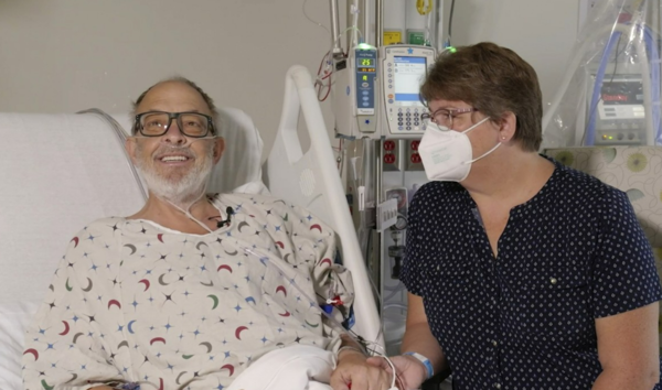 사상 두번째로 유전자 조작 돼지 심장을 이식받은 로런스 포시트(58)가 수술받기 전 부인과 대화를 나누고 있다. 사진/ (워싱턴 AP=연합뉴스)