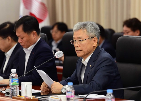 김동철 한국전략공사 사장이 25일 오전 열린 비상경영 및 경영혁신 실천 결의대회에서 모두 발언하고 있다. 사진=한전 제공