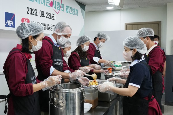 기욤 미라보 AXA손보 대표(좌측 두번째) 및 임직원들이 배식 봉사활동을 진행하고 있다. (사진=악사손보)