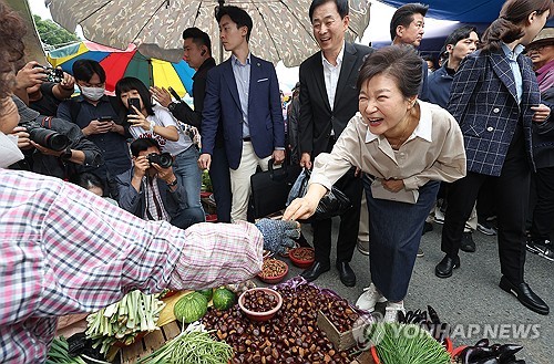 박근혜 전 대통령이 25일 대구 달성군 현풍시장을 찾아 장을 보고 있다 (사진, 연합뉴스 제공)