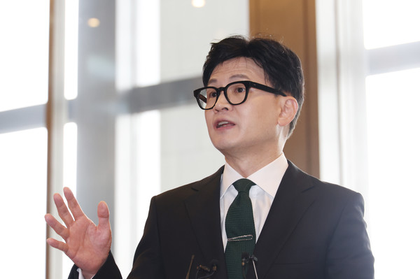 한동훈 법무부 장관이 18일 국회에서 본회의 출석을 위해 입장하던 중 기자들의 질문에 답하고 있다. (사진=연합뉴스 제공)