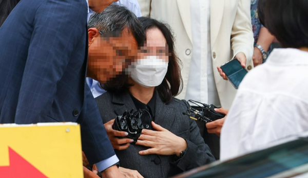 자녀 입시 비리 등으로 징역형을 받아 복역 중이던 정경심 전 동양대학교 교수가 27일 오전 경기 의왕 서울구치소에서 가석방으로 풀려나고 있다. 사진=연합뉴스