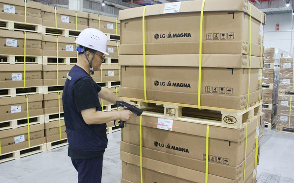 G전자는 올해 추석연휴 동안 전기차 구동에 필요한 전력 변환용 부품 ‘파워인버터모듈’(PIM, Power Inverter Module) 생산라인을 집중 가동해 밀려드는 고객사 수요에 대응할 계획이다. 사진=LG전자 제공