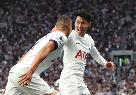 손흥민(31·토트넘 홋스퍼)이 영국 런던 토트넘 홋스퍼 스타디움에서 열린 2023~2024 잉글랜드 EPL 7라운드 리버풀과 맞대결에서 선제골을 터트리며, 개인통산 유럽무대 진출 후 200골 달성이라는 기록을 썼다. 사진=연합뉴스