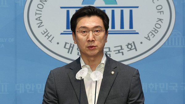 강민국 국민의힘 수석대변인은 1일 논평을 통해 이재명 더불어민주당가 윤석열 대통령에 제안한  영수회담 관련 “아직 벗어나지 못한 사법 리스크에 집중된 여론을 희석하려는 얄팍한 속셈”이라고 지적했다. 