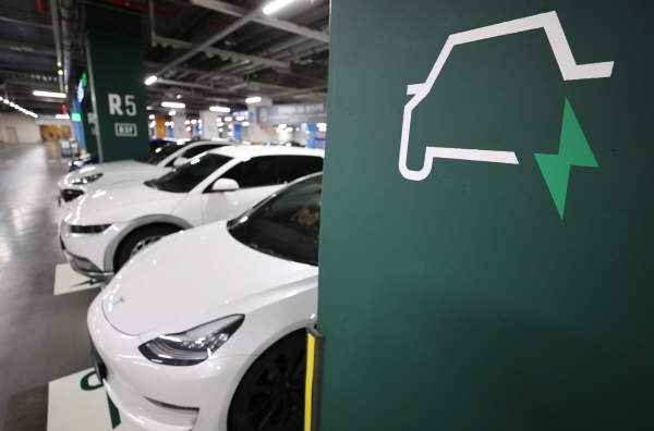 중국산 리튬인산철(LFP) 배터리를 장착한 차종이 잇달아 출시하며 부진한 전기차 판매량을 견인할지 귀추가 주목된다. 사진=연합뉴스 제공