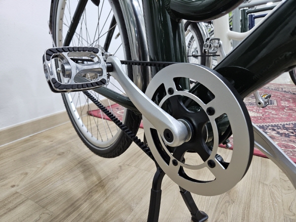 볼테르의 특징은 스틸 체인이 아닌 벨트 시스템으로 작동한다는 점이다. 청결과 내구성 면에서 장점을 보인다, 사진=더스윙 제공