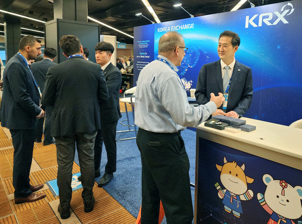 이경식 한국거래소 파생상품시장본부장(맨 우측)이 2~3일(현지시간) 미국 시카고에서 열린 FIA 선물·옵션 엑스포에 참가해 KRX 부스를 찾은 글로벌 투자자에게 국내 파생상품시장을 소개하고 있다. (사진=한국거래소)