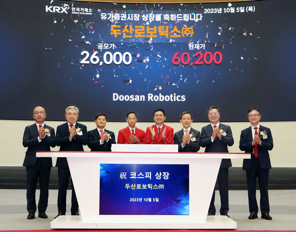 한국거래소 유가증권시장본부는 10일 오전 9시 서울사옥 홍보관에서 협동로봇 제조기업인 두산로보틱스의 유가증권시장 상장기념식을 개최했다. 좌측부터 정지헌 한국거래소 유가증권시장본부장보, 채남기 한국IR협의회 회장, 양태영 한국거래소 유가증권시장본부장, 박인원 두산로보틱스 대표이사, 류정훈 두산로보틱스 대표이사, 최현만 미래에셋증권 대표이사, 정일문 한국투자증권 대표이사, 정우용 상장회사협의회 정책부회장.