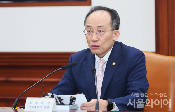 추경호 경제부총리 겸 기획재정부 장관이 5일 서울 종로구 세종대로 정부서울청사에서 열린 비상경제장관회의에 참석해 발언을 하고 있다. 사진=이태구 기자