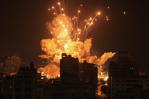 하마스의 기습 공격에 대한 이스라엘의 보복 미사일 공격으로 팔레스타인 가자지구의 도심에서 화염이 치솟고 있다 (사진, AFP=연합뉴스)