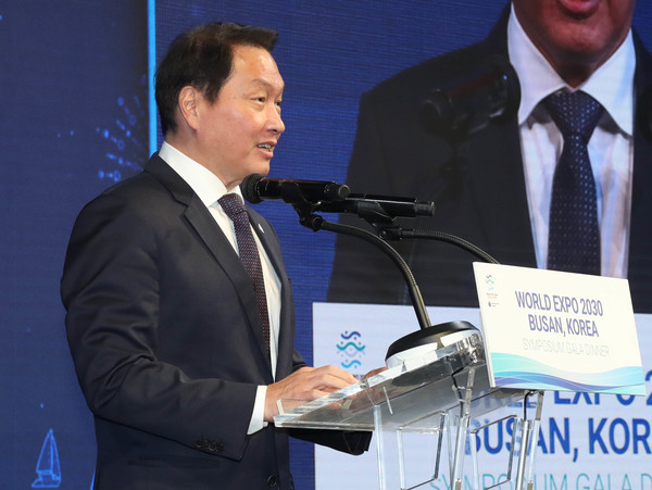 최태원 대한상공회의소 회장이 지난 9일(현지시간) 프랑스 파리 파빌리온 가브리엘에서 열린 '2030부산세계박람회 심포지움 만찬'에서 환영사를 하고 있다. 사진=대한상의 제공