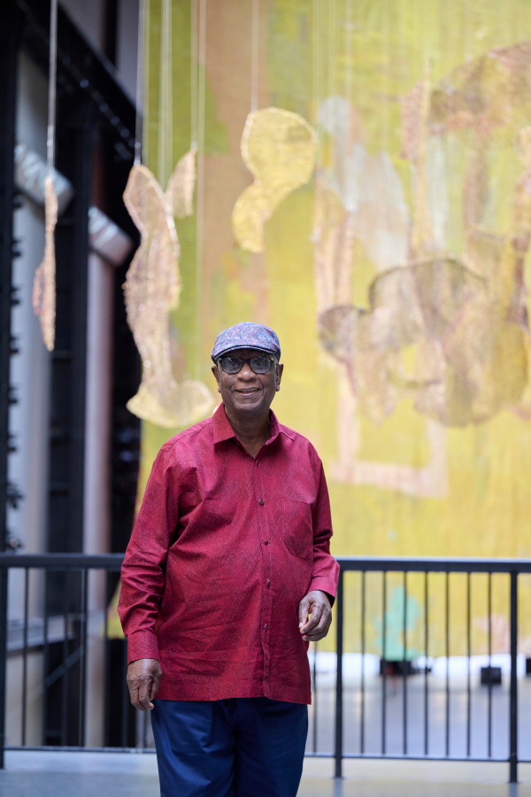 현대미술가 엘 아나추이의 작품이 현대자동차와 테이트 미술관에 전시된다. 엘 아나추이 작가가 자신의 작품 앞에서 사진 촬영을 하고 있다. 사진=현대차 제공