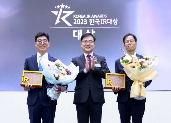 11일 한국거래소 2층 홍보관에서 열린 '2023 한국IR대상' 시상식에서 현대자동차와 클래시스가 대상을 수상했다. (왼쪽부터) 구자용 현대자동차 전무, 손병두 한국거래소 이사장, 백승한 클래시스 대표이사가 기념촬영을 하고 있다. 사진=한국거래소 제공