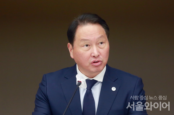 최태원 SK그룹 회장이 블룸버그와 인텨뷰를 통해 그룹 승계 작업을 비롯해 최근 글로벌 반도체 시황에 대해서 언급했다. 사진=서울와이어 DB