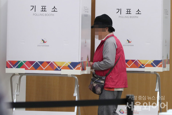 강서구청장 재보궐 선거 투표장을 찾은 시민이 이동하고 있다. 사진=이태구 기자