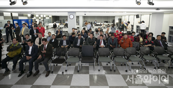 강서구청장 보궐선거 투표가 끝난 11일 저녁  서울 강서구 마곡동 김태우 국민의힘 강서구청장 후보 캠프사무실에서 김태우 후보 지자들이 김태우 후보를 기다리고 있다.