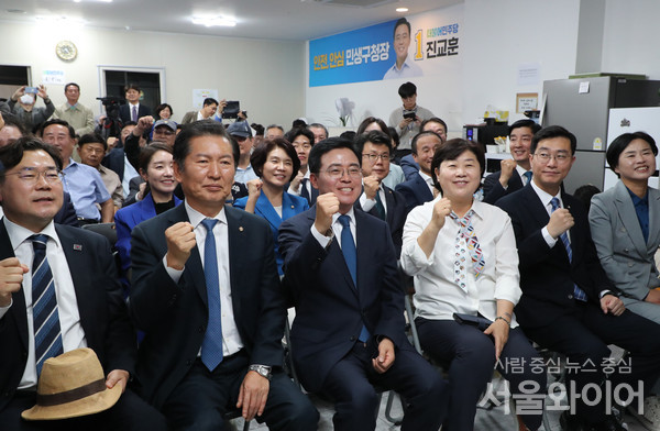 강서구청장 보궐선거일인 11일 오후 서울 강서구 마곡동 더불어민주당 진교훈 후보 캠프사무실에서 진 후보와 당직자들이 TV 개표 방송을 기다리고 있다. 사진=서울와이어 DB