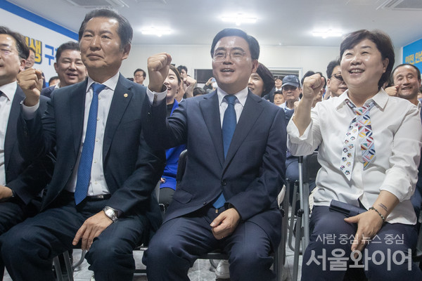 진교훈 후보자를 비롯한 당직자들이 파이팅 포즈를 취하고 있다. 사진=이태구 기자