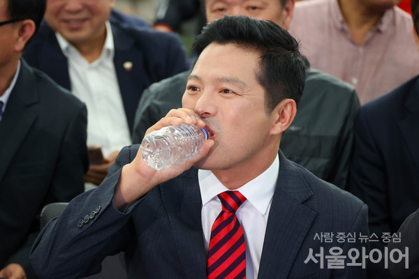 김태우 국민의힘 강서구청장 후보자가 11일 보궐선거 투표가 끝난 후 선거사무실에서 목 축이고 있다. 사진=서울와이어 DB