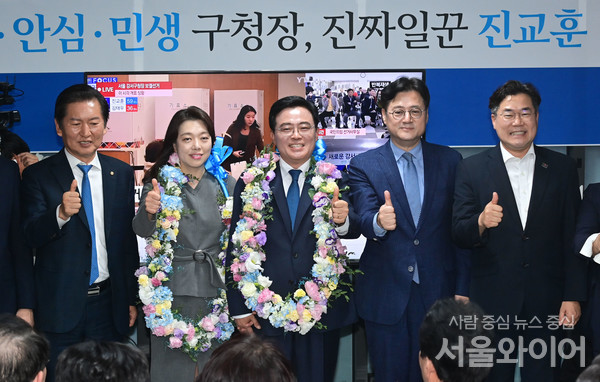 재보궐 선거에서 강서구청장 당선이 확실해진 진교훈 더불어민주당 후보와 지도부가 서울 강서구 선거사무실에서 축하하고 있다. 사진=이태구 기자