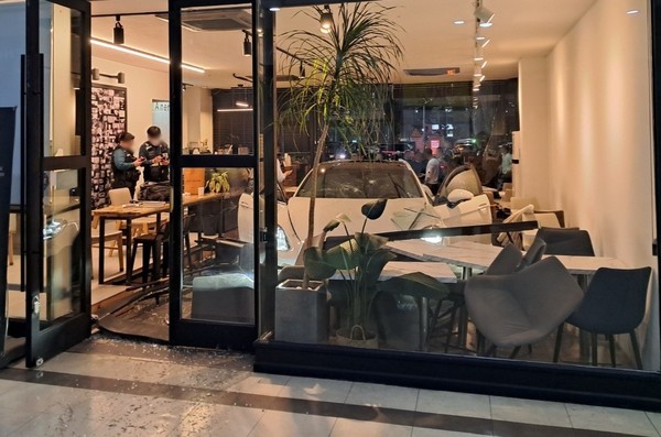  카페로 돌진한 포르쉐. 사진=연합뉴스 제공