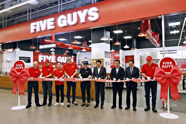 (왼쪽부터) 이안 로스 멕켄지 파이브가이즈 아시아태평양 운영 총괄 부사장, 오민우 에프지코리아 대표이사, 김영훈 한화갤러리아 대표이사, 김동선 전략본부장, 차지혜 파이브가이즈 2호점 점장, 김형종 현대백화점 대표이사, 나명식 부사장, 김창섭 전무, 크리스 굿차일드 파이브가이즈 인터내셔날 디렉터가 오픈 기념 테이프 커팅식 후 기념촬영을 하고 있다. 사진=에프지코리아 제공