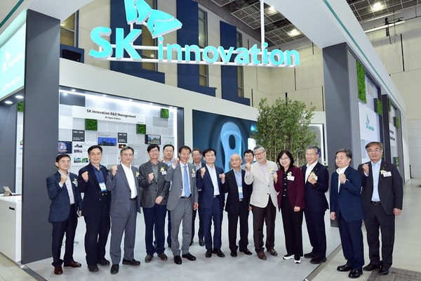 19일 대전 유성구 대전컨벤션센터에서 열린 ‘대덕특구 50주년 기념 기술사업화 박람회 및 우수성과 전시회’ SK이노베이션 전시관에서 이성준 SK이노베이션 환경과학기술원장, 강병삼 연구개발특구진흥재단 이사장 등이 참석해 기념사진을 촬영하고 있다. 사진=SK이노베이션 제공