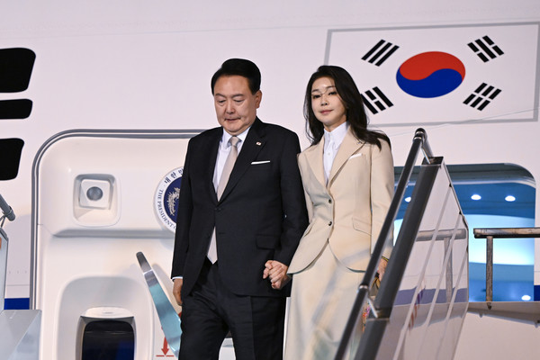 사우디아라비아를 국빈 방문하는 윤석열 대통령과 김건희 여사가 21일(현지시간) 리야드 킹 칼리드 국제공항에 도착했다. 윤 대통령은 이날부터 곧장 국빈 방문 일정을 시작했다. 사진=연합뉴스  