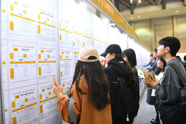 22일 통계청 조사에 따르면 올해 5월 기준 최종 학교를 졸업(수료·중퇴 포함)했으나, 3년 이상 취업하지 않은 청년은 21만8000명으로 집계됐다. 전체 10명 중 4명으로 사실상 구직을 단념한 청년 니트족인 것으로 나타났다. 사진=연합뉴스 