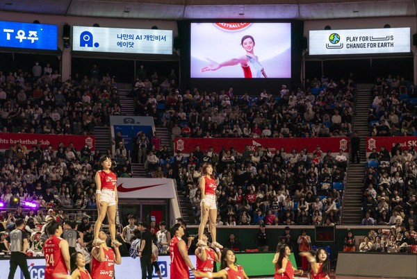 온마인드의 버추얼 휴먼 나수아가 경기장 디스플레이에 등장해 서울SK나이츠 치어리더팀과 함께 군무를 펼쳤다.(사진=SKT)