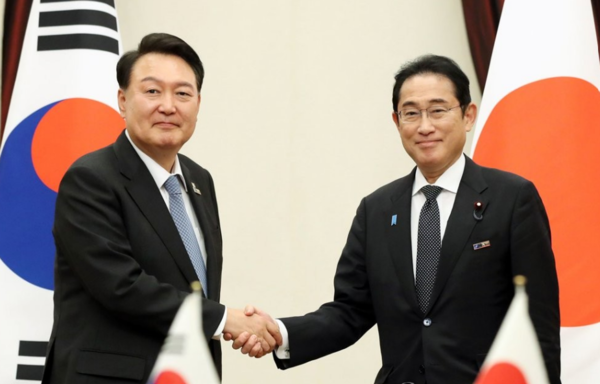 북대서양조약기구(NATO·나토) 정상회의 참석차 리투아니아를 방문 중인 윤석열 대통령이 12일 빌뉴스 한 호텔에서 열린 한일 정상회담에서 기시다 후미오 일본 총리와 악수하고 있다. 사진=연합뉴스